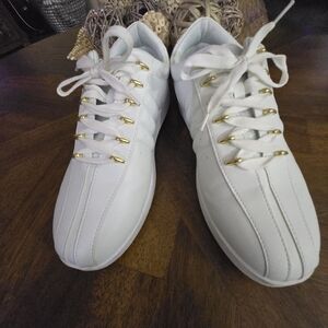 Mens size 9.5 lugz tennis shoes.